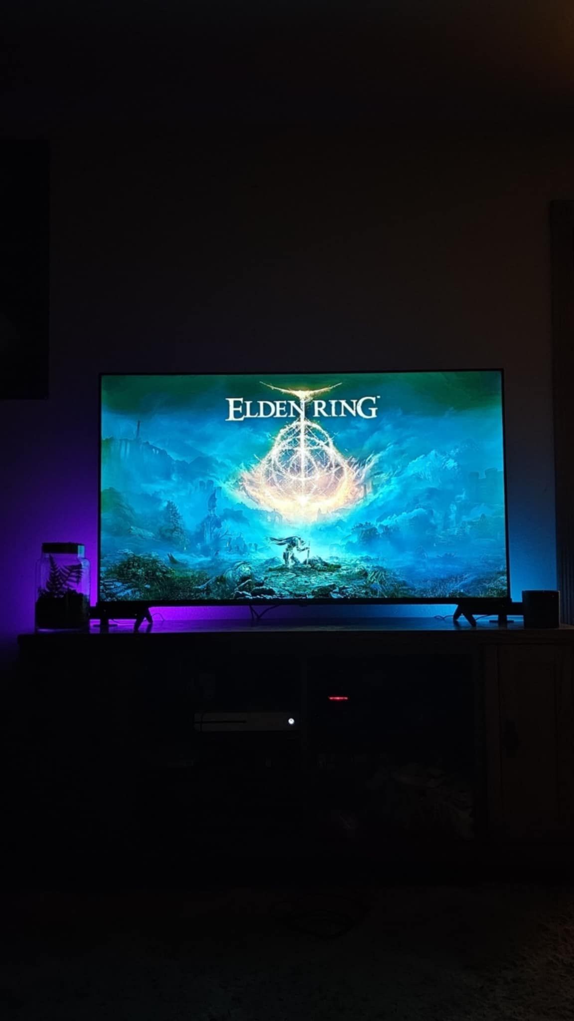 43inch LED Roku Flatscreen TV with Bell’O Glass Stand