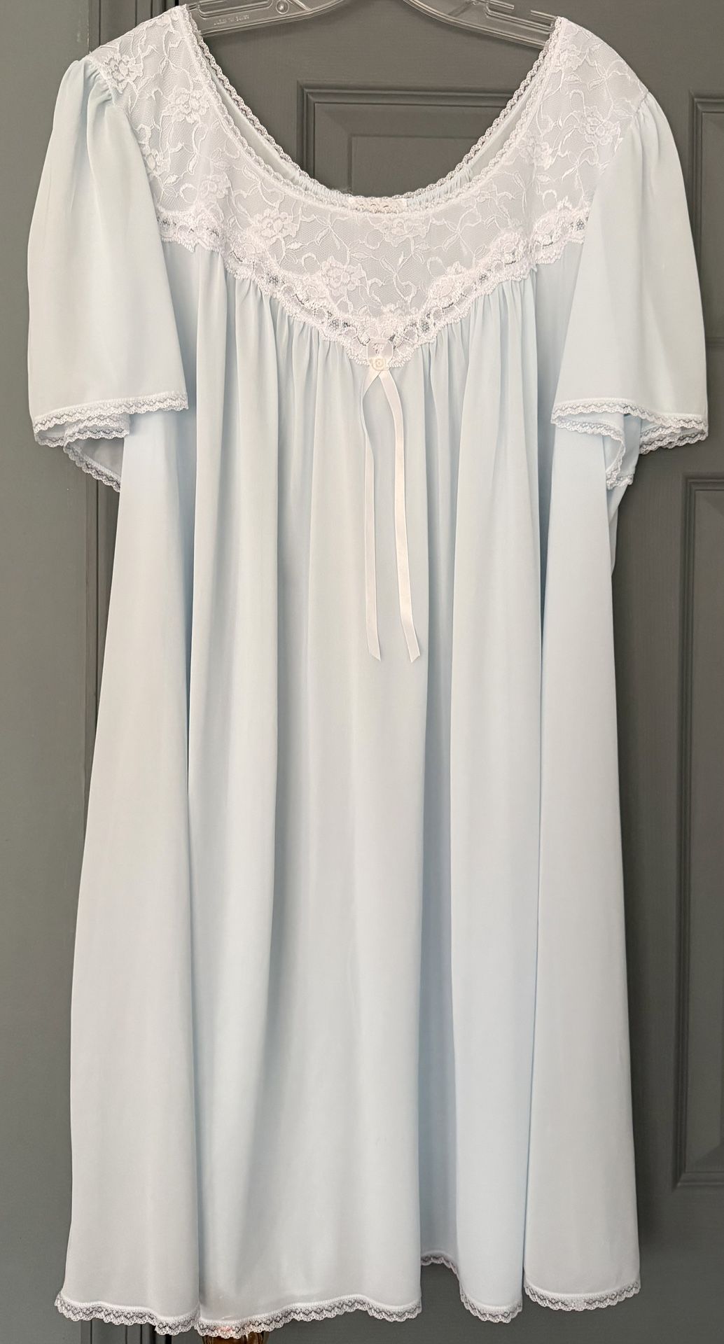 VANITY FAIR VINTAGE BLUE ON WHITE LACE TRIM NIGHTGOWN. XXL