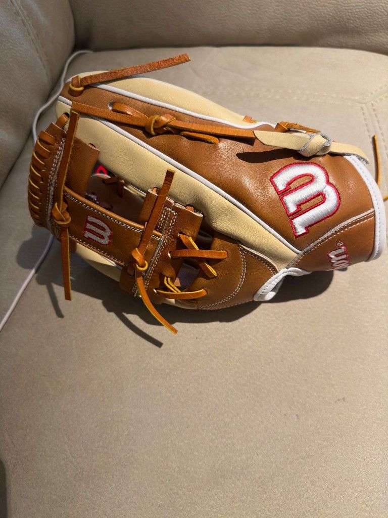 Baseball And Softball Glove- Wilson  A2000