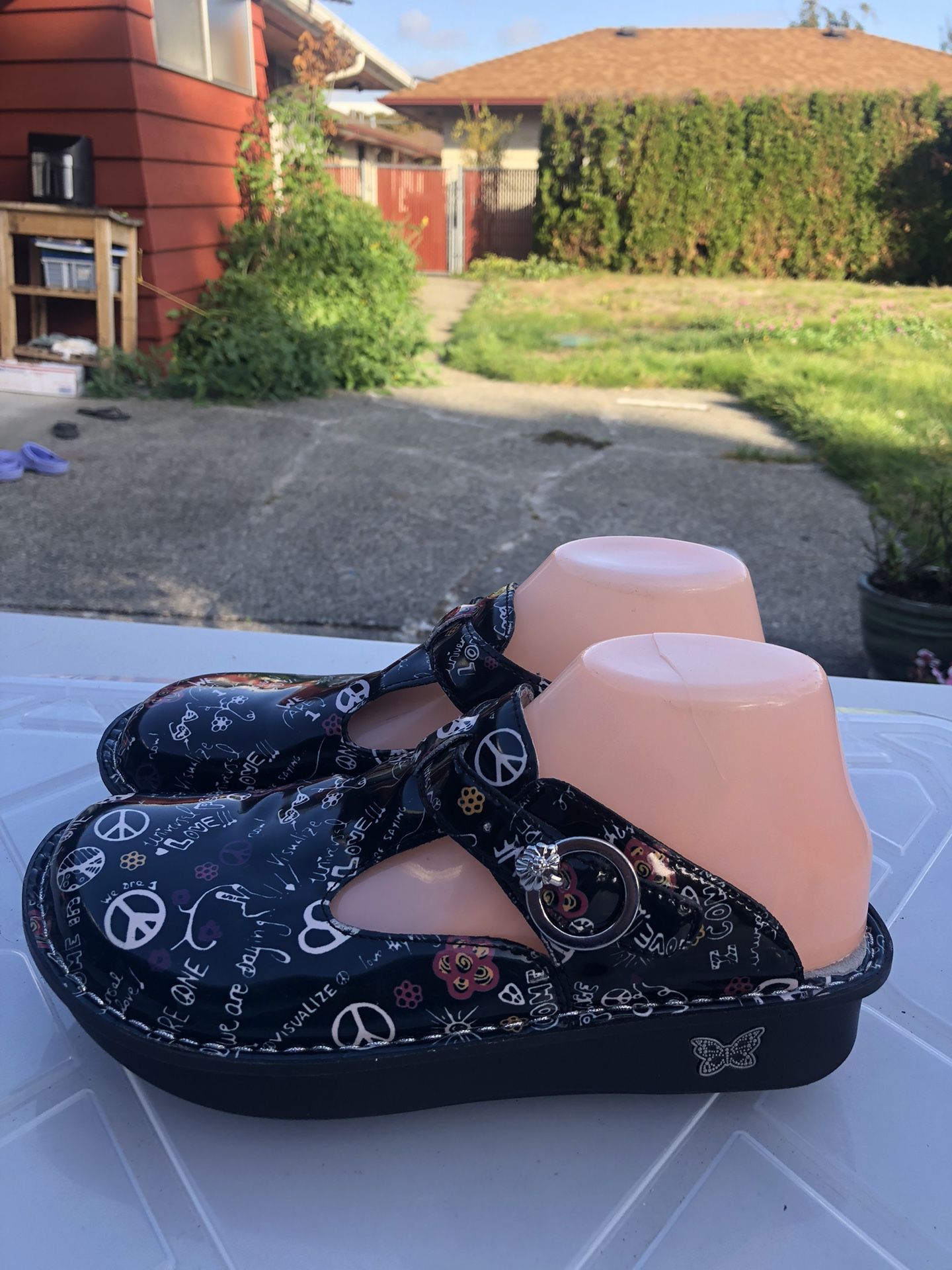 Alegria Peace and Love T-strap Clogs Women's ALG-7570 Shoes Size 39/8.5