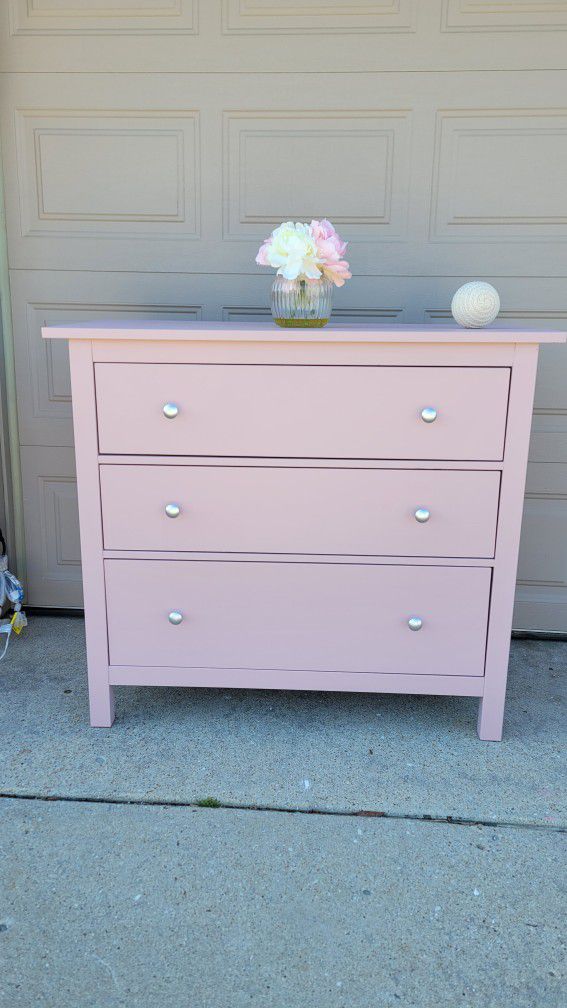 ADORABLE LIGHT PINK DRESSER BY IKEA HEMNES 3 DEEP DRAWERS 43X20X38 LIKE NEW/ SILVER KNOBS