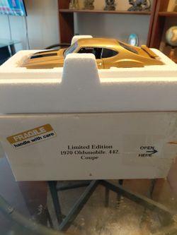 January mint limited edition 1970 Olds 442 Coupe gold with black rare 125