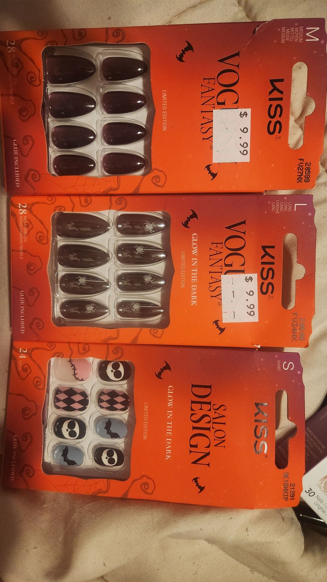 Kiss nails glow in the dark