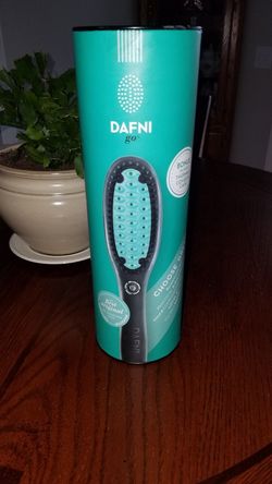 Dafni hair brush straightener. NEW@