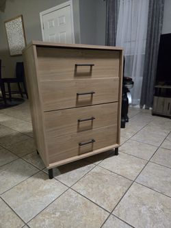 Modern 4-Drawer Dresser / Chest - Light Wood - Safety Lock System