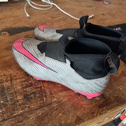 Nike Soccer Cleats. 75% Tread Left Youth 6
