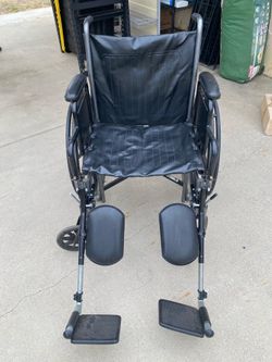 Silla de ruedas marca drive está en buen estado no está rota seminueva