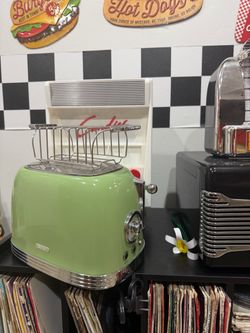 Wiltal Green Cute Retro Toaster 2 Slice with 1.58" Wide Slots, with Stainless Steel Lid, with Warming Rack, Preheat, Defrost, Countdown Timer Display