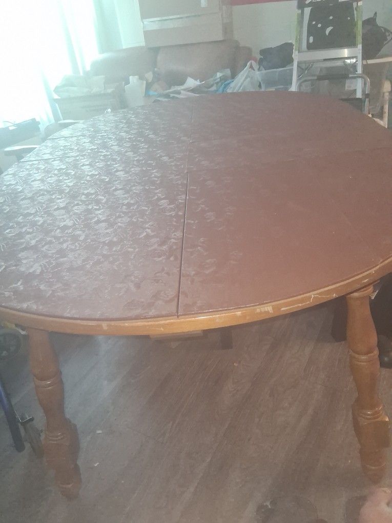 Fine Dining Table With 2 Leafs And A Very Nice 1/4 Inch Rose Pattern Overlaay To