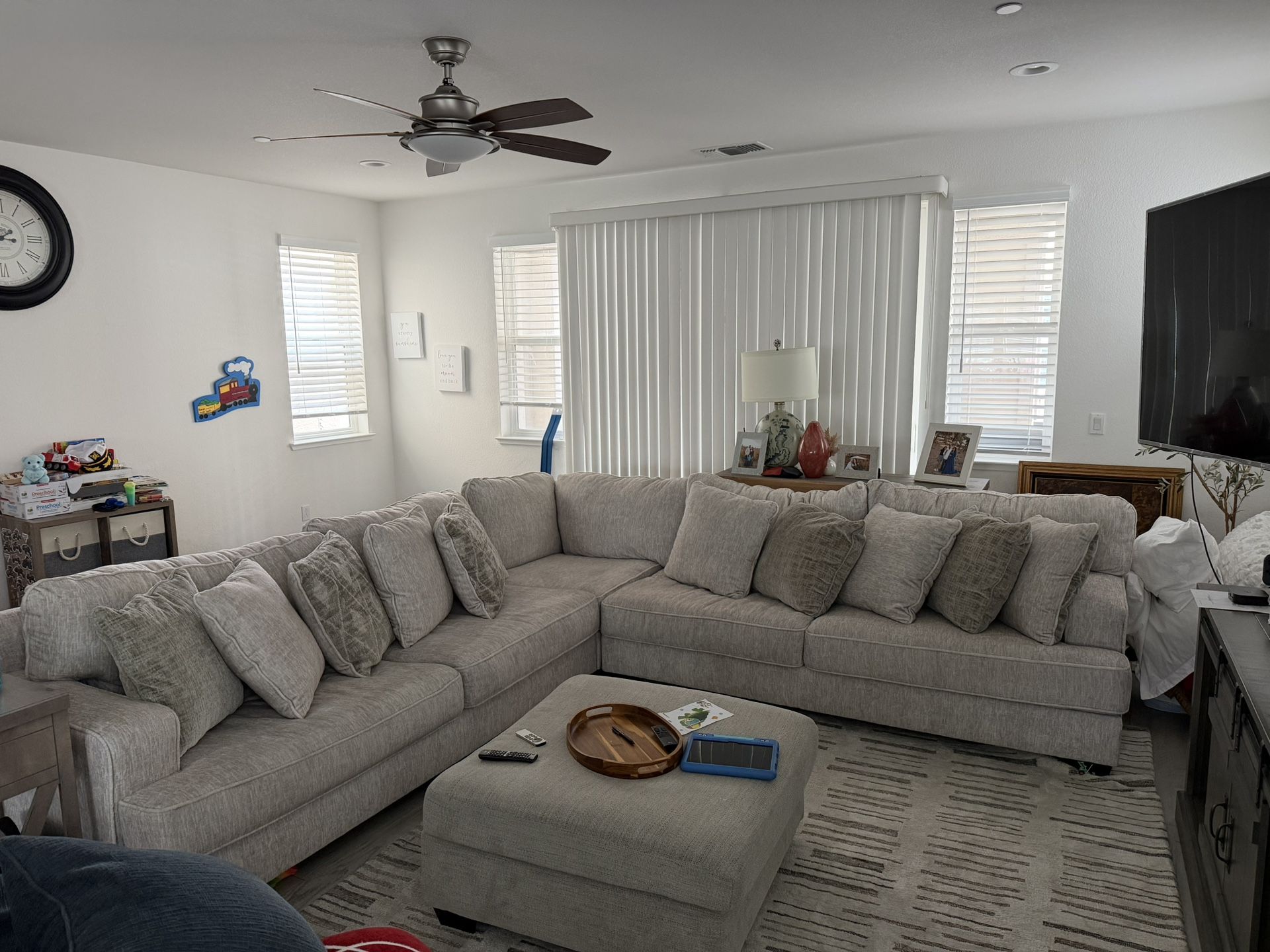 LIKE NEW-Sectional L couch +ottoman 