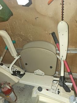 AmeriGlide Rave 2 Self Installable Stair Lift, 500lb Capacity, Flip-Up Swivel Seat As-is