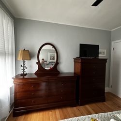Kincaid Cherry Bedroom Set