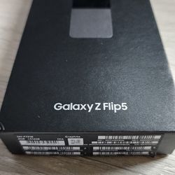 Samsung Galaxy Z Flip 5 512GB Factory Unlocked For All Carriers, Global Version - Graphite 