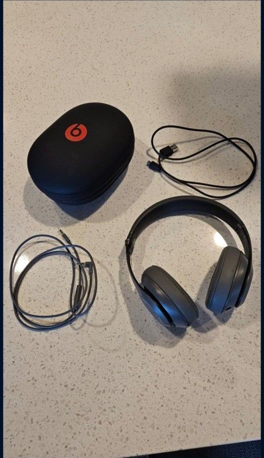 Beats Studio Pro Headphones - Damaged Hinge - Still Works Great