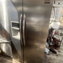 Frigidaire Refrigerator (36x69)