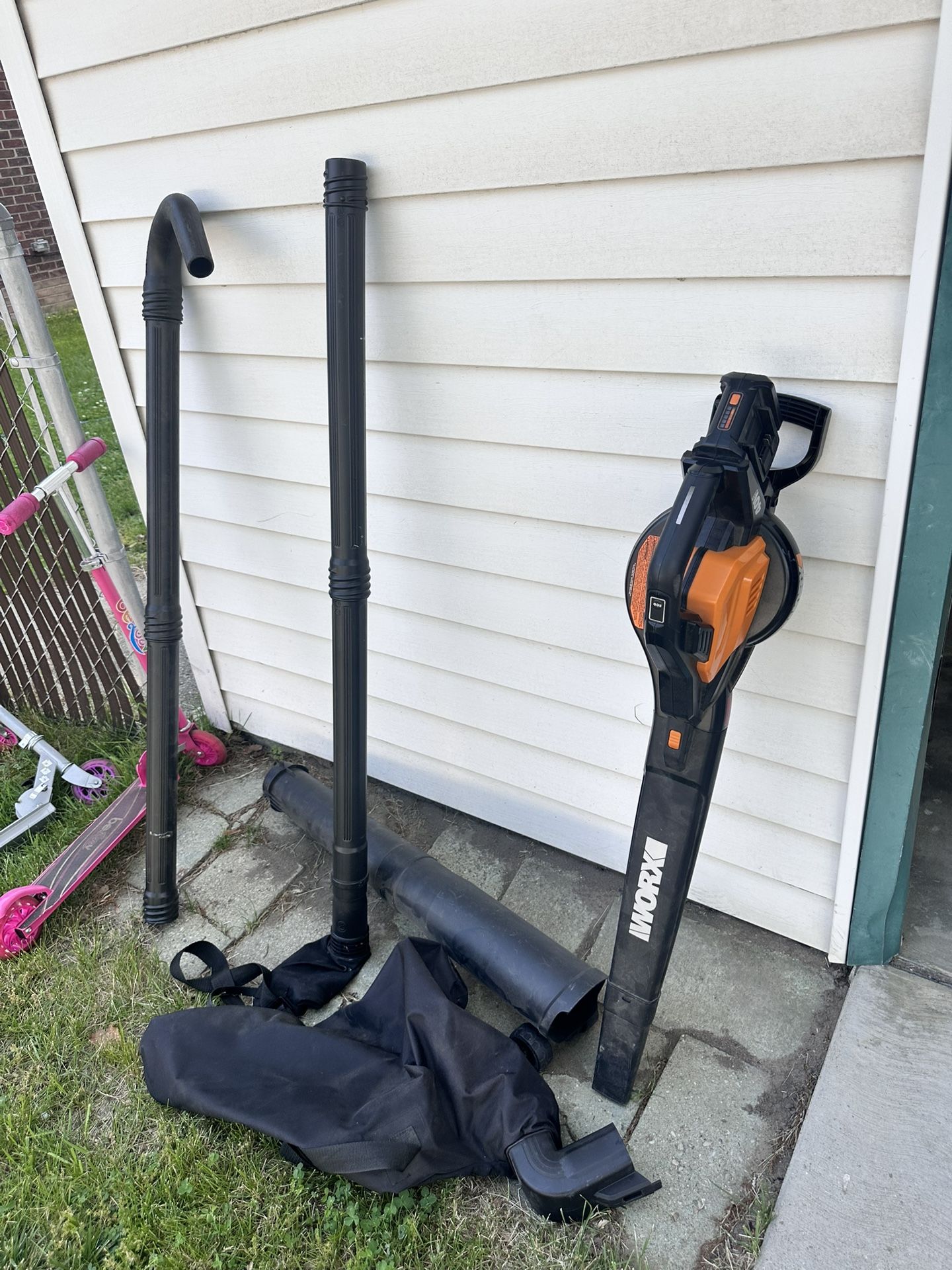 Worx cordless Electric ( Blower And Vacuum) With Accessories, 4 Batteries, And Charger