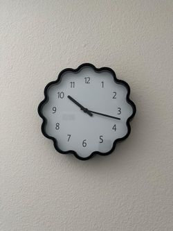 Black & White Scalloped Flower Wall Clock (Battery Operated)