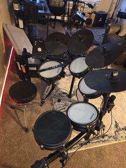 Alesis Command 2023 10 Piece Drumset + Stands + Seat + Case