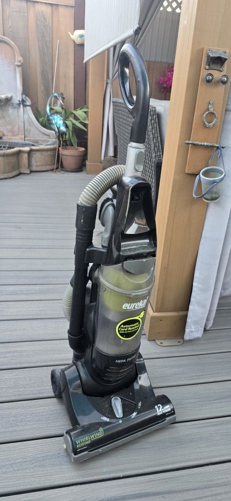 Upright Bagless Eureka 12Amp Vacuum Cleaner Works Good