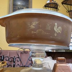 Vintage Early American Pattern Pyrex 2.5 QT Dish with Lid
