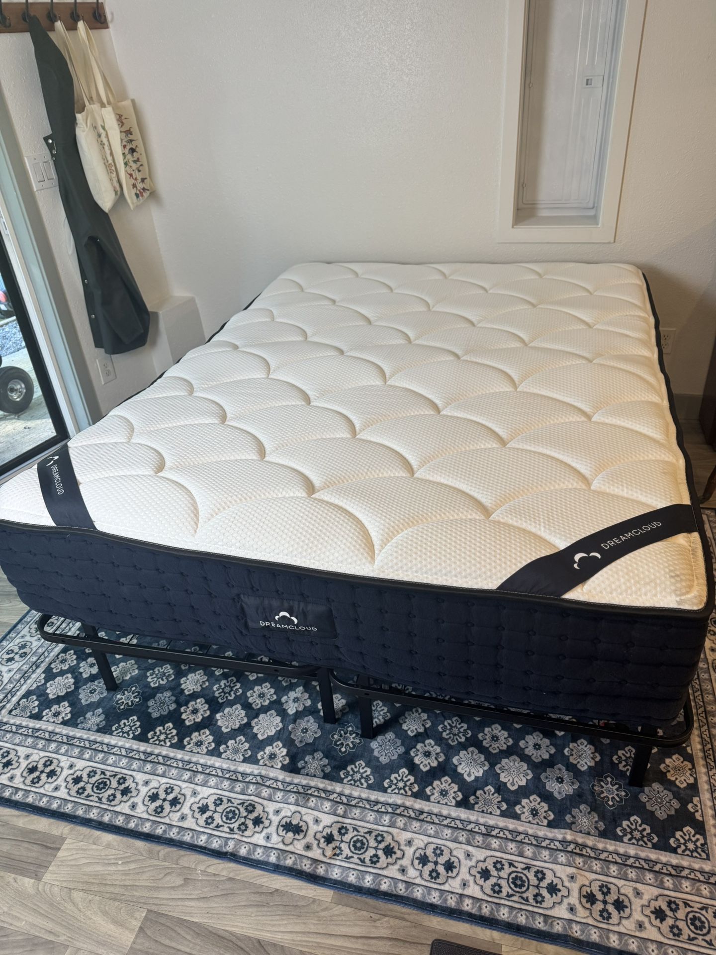 🛏️ QUEEN dreamcloud Hybrid Mattress Like New