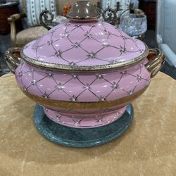 Beautiful Porcelain Tureen with Pink Glaze, Gold Trim & a Gilted Pattern🌷