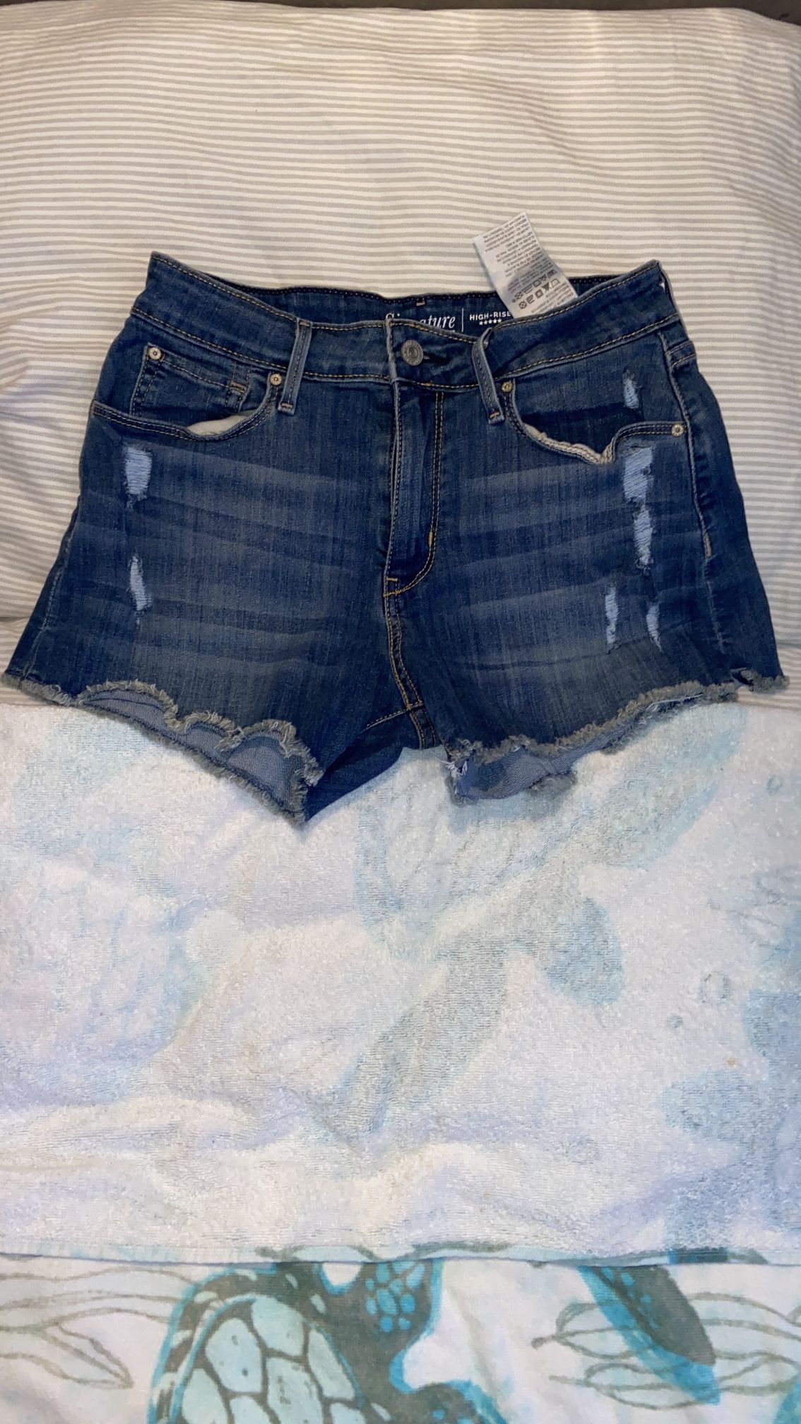 New Women’s Levi Shorts 