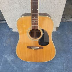 Tengo  3 Gitarras  Como  Muebas  Que Nis Hijos Lla No Quieren Como  Nuevas 
