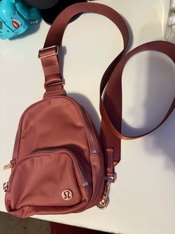 Lululemon Everywhere Sling Bag Small DUSK/RSGO ONE SIZE