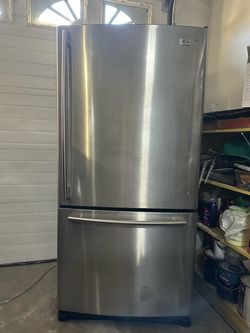 LG bottom freezer fridge