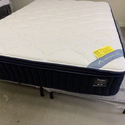 DreamCloud Premier Hybrid Mattress, Queen, Like New, Perfect Condition