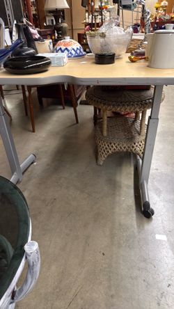 Adjustable computer desk