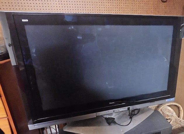 'TV Stand w/ Tv