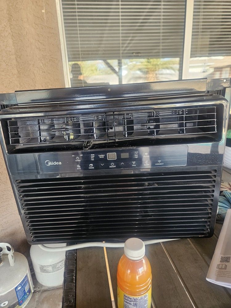 Midea Window Air Conditioner (10,000)BTU.. Used For 2 Weeks If That!!! Make an offer 