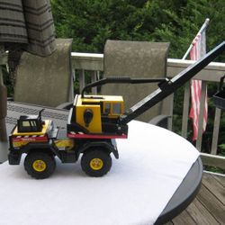 Vtg 1999 Tonka Mighty Crane #758 Pressed Steel & Plastic 16" Length

