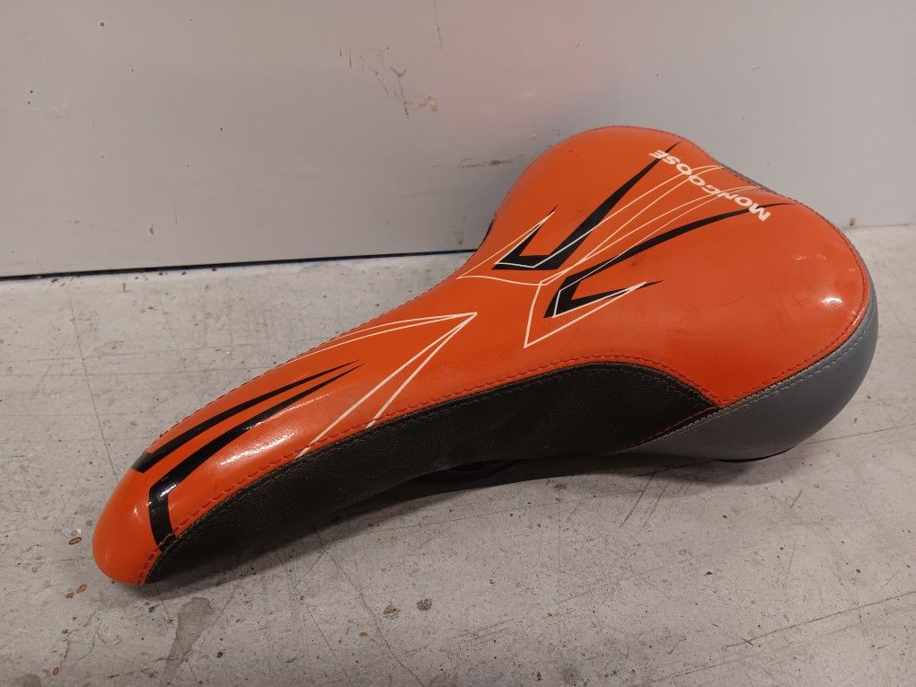 Mongoose-branded bike seat /saddle, in excellent condition!