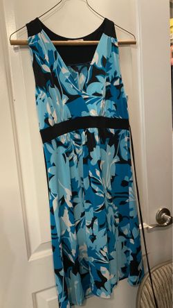 Beautiful woman’s dress size small stretch runs large