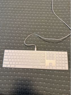Apple Magic Keyboard full size w/ numeric keypad lightning port - (silver/white)