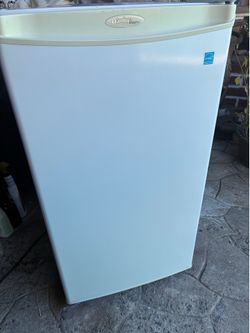 BEAUTIFUL DANBY DESIGNER REFRIGERATOR WORKS GREAT