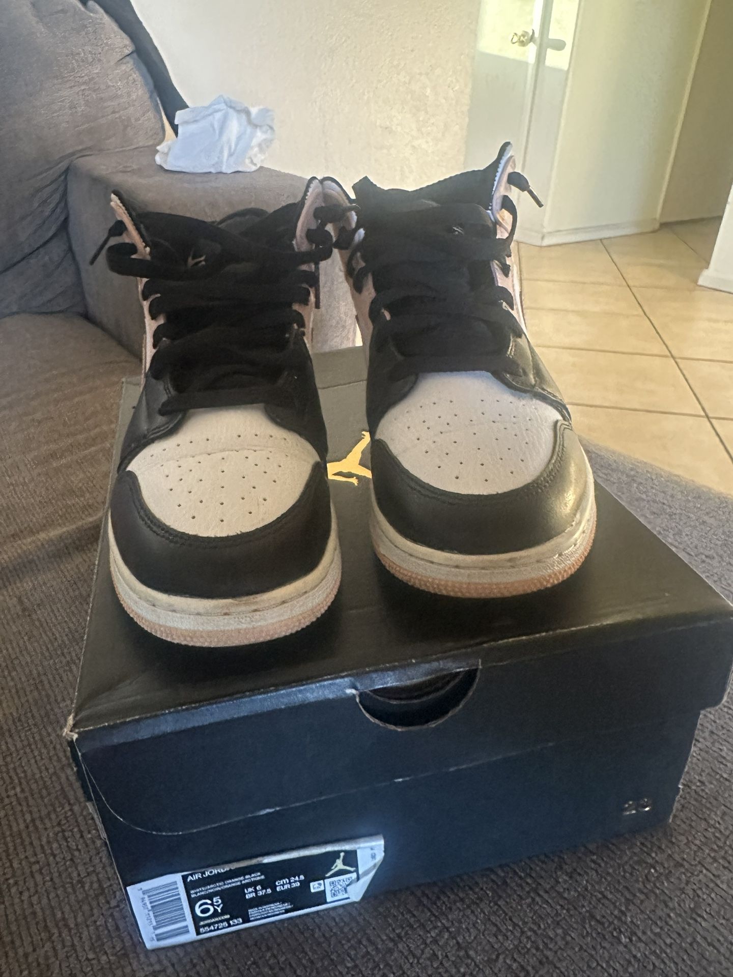 Air Jordan 1 Mid (GS) Size 6.5Y