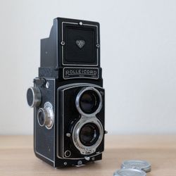 Rolleicord TLR Film Camera – Schneider Lens – Clean Condition