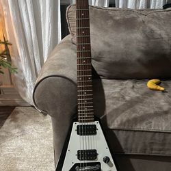 Flying V Guitar With Amp 