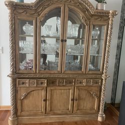 Furniture/ Table/ Rug