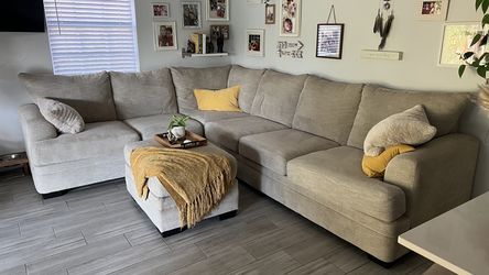 Beautiful Sectional Sofa – Excellent Condition