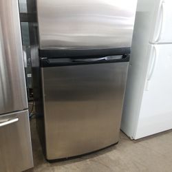 Maytag Full size Top Freezer Refrigerator 21cf With Ice maker 