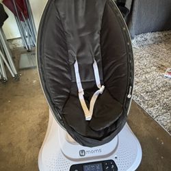 4moms mamaRoo 4, Black Classic, Infant Swing / Rocker, with Sound