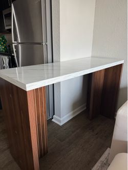 Kitchen bar/island