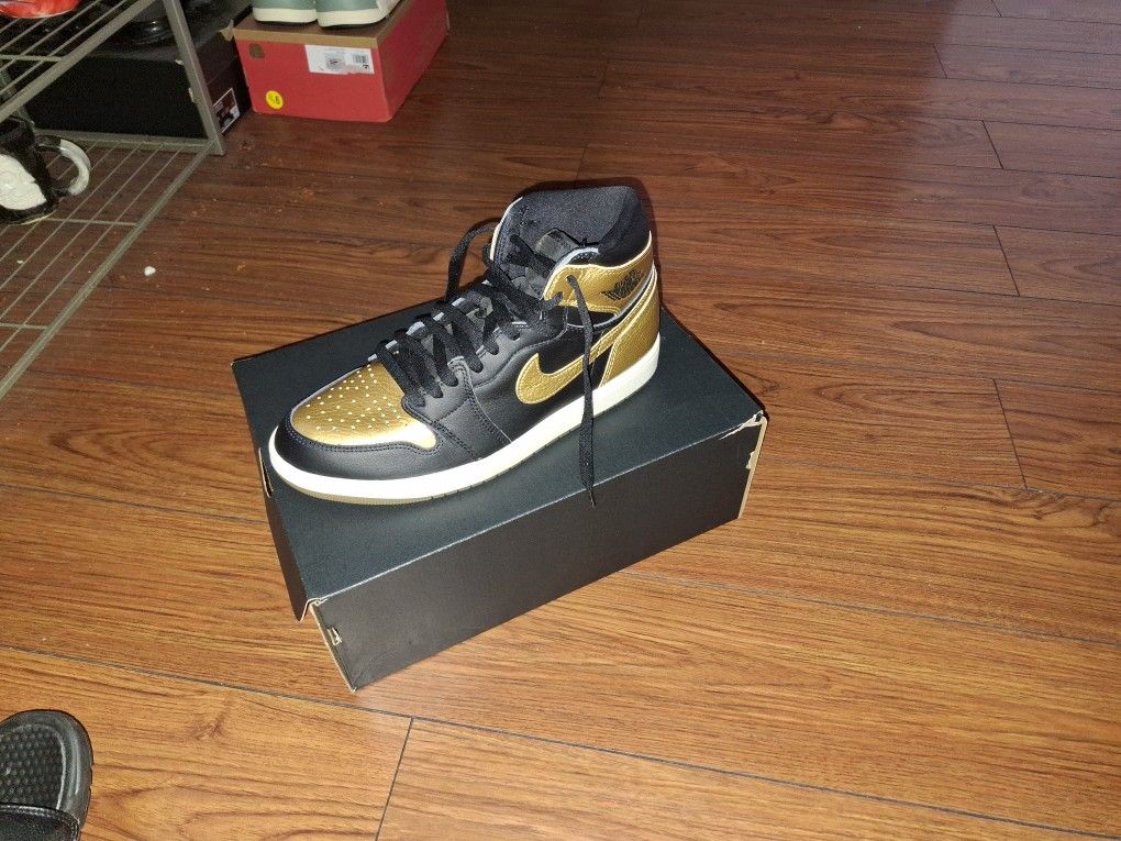 Air Jordan 1 Retro High OG (Black/MTLC Gold) Size 10