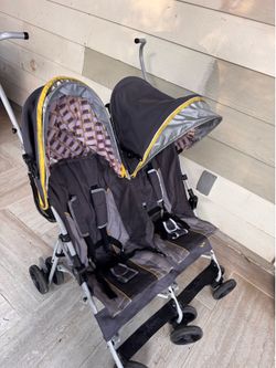 J is for Jeep Delta Double Stoller Carriola Doble  (umbrella/side by side/ twin stroller)