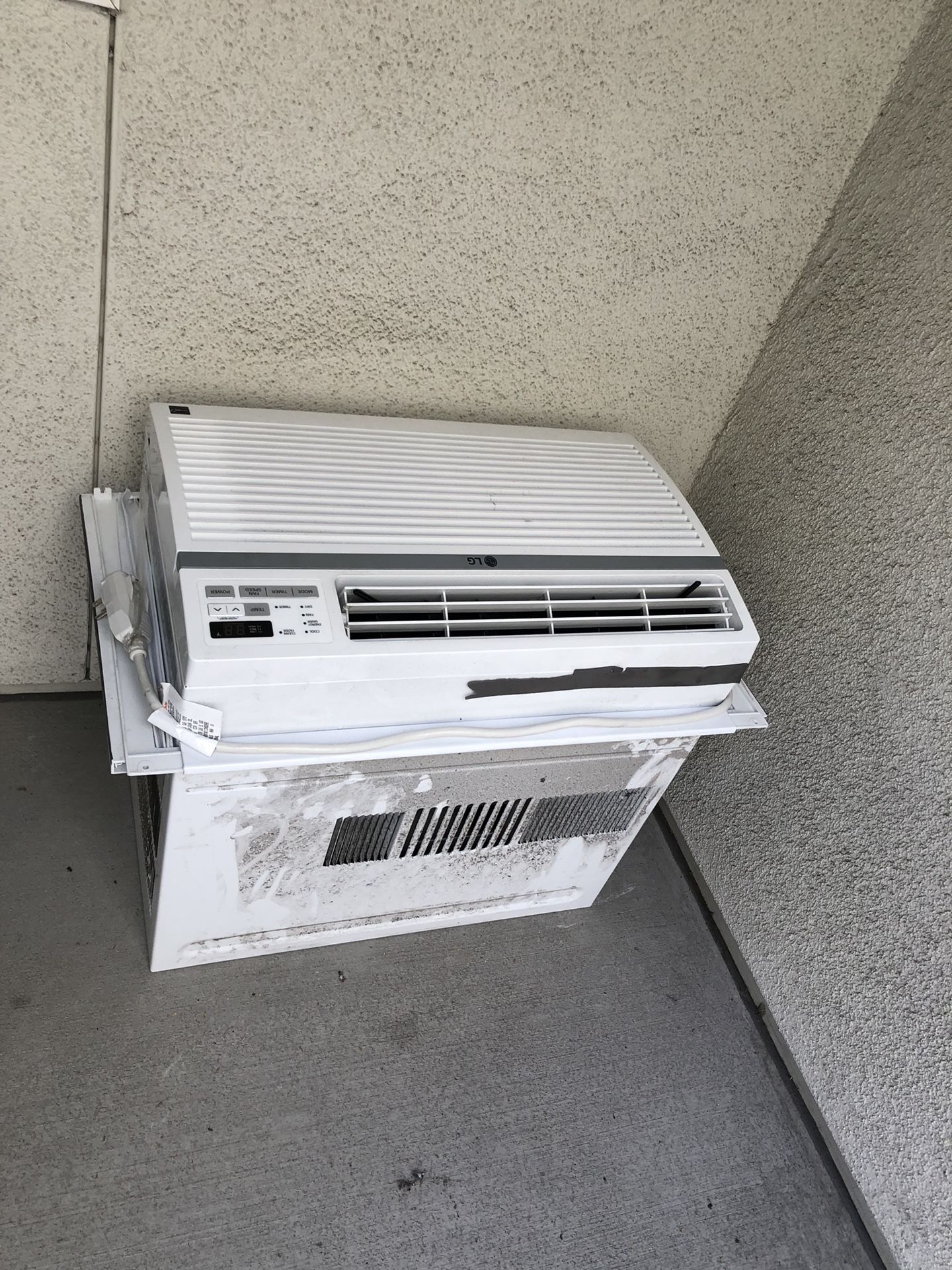 LG LW1216ER Window-Mounted AIR Conditioner with Remote Control, 12,000 BTU  115V for Sale in Los Angeles, CA - OfferUp